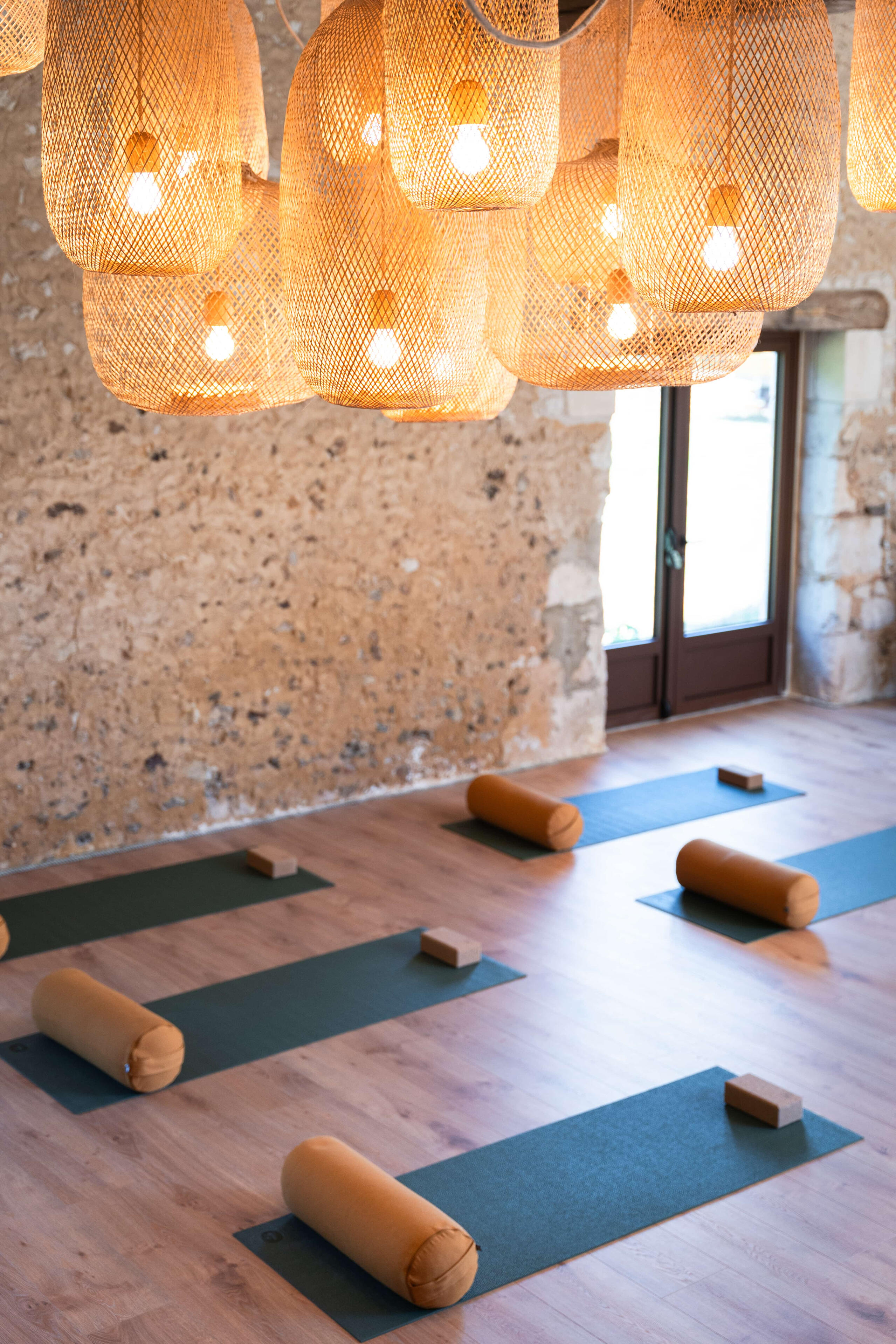 Salle de pratique yoga, bien-être, sonothérapie toute équipée avec parquet et plancher chauffant